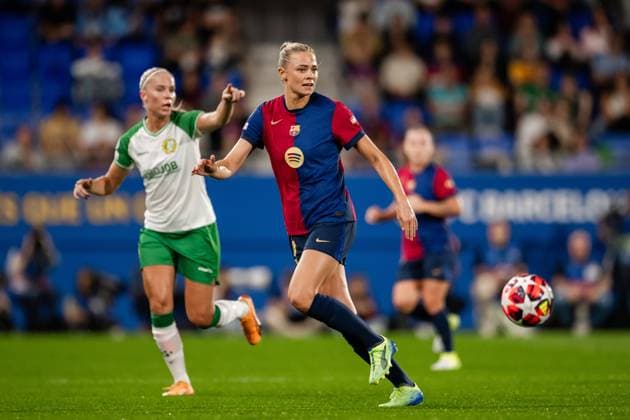 241016 Stina Lennartsson of Hammarby and Fridolina Rolfö of Barcelona during the Women s Champions League football match between Barcelona and Hammarby on October 16, 2024 in Barcelona Photo Johanna Säll BILDBYRAN kod JL JL0454 fotboll football soccer fotball uefa womens champions league barcelona hammarby dam bbeng  Copyright: JOHANNAxSÄLL BB241016BB725