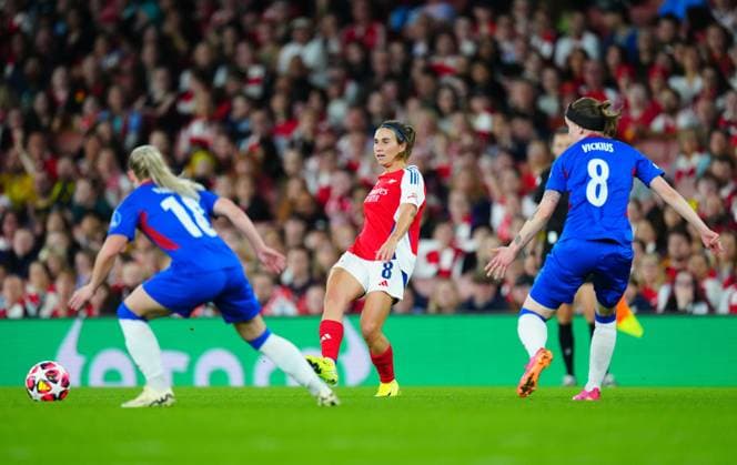 Mariona Caldentey (C) of Arsenal Women FC passes the ball past Thea Bjelde and Linn Vickius (R) of Valerenga during their UEFA Women s Champions league Arsenal Women v Valerenga Women, UEFA Women s Champions League, Group C, Emirates Stadium, London, UK - 16 Oct 2024 Editorial use only  Copyright: xJavierxGarcia Shutterstockx 14783004af