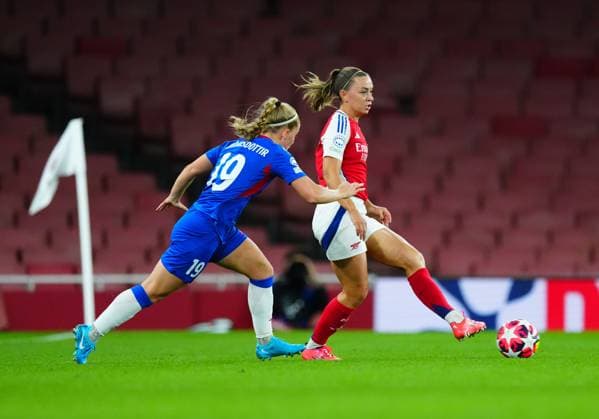 Saedis Heidarsdottir of Valerenga battle for the ball against Katie McCabe of Arsenal Women FC during their UEFA Women s Champions league Arsenal Women v Valerenga Women, UEFA Women s Champions League, Group C, Emirates Stadium, London, UK - 16 Oct 2024 Editorial use only  Copyright: xJavierxGarcia Shutterstockx 14783004ac