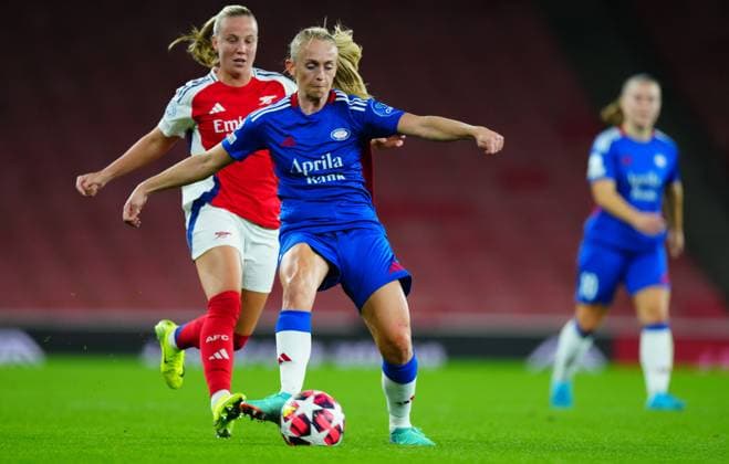 Beth Mead of Arsenal Women FC battle for the ball against Michaela Kovacs (R) of Valerenga during their UEFA Women s Champions league match Arsenal Women v Valerenga Women, UEFA Women s Champions League, Group C, Emirates Stadium, London, UK - 16 Oct 2024 Editorial use only  Copyright: xJavierxGarcia Shutterstockx 14783004al