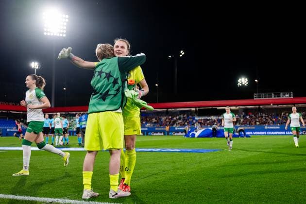 241016 Goalkeeper Moa Edrud and Anna Tamminen of Hammarby ahead of the Women s Champions League football match between Barcelona and Hammarby on October 16, 2024 in Barcelona Photo Johanna Säll BILDBYRAN kod JL JL0454 fotboll football soccer fotball uefa womens champions league barcelona hammarby dam bbeng  Copyright: JOHANNAxSÄLL BB241016BB753