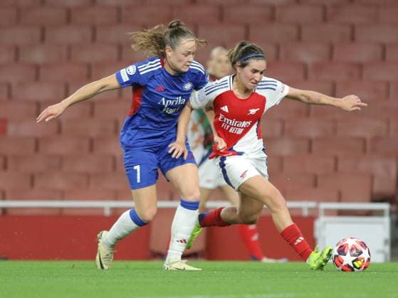 Sport Bilder des Tages North London, England, October 16 2024: Janni Thomsen (7 Valerenga) and Mariona Caldentey (8 Arsenal) battle for the ball during the UEFA Womens Champions League game between Arsenal and Valerenga at Emirates Stadium in North London, England. (Jay Patel SPP) Copyright: xJayxPatel SPPx spp-en-JaPa-ARSvVAL_20241016_0028