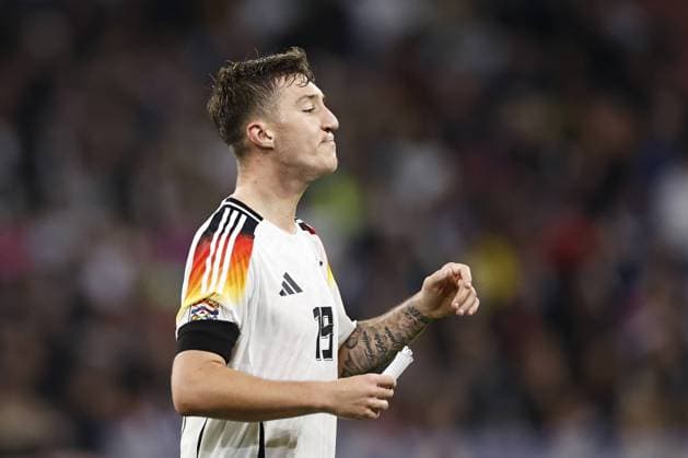 MUNCHEN - Angelo Stiller of Germany holding a bill with the tactics he received from Germany coach Julian Nagelsmann during the UEFA Nations League match between Germany and the Netherlands at the Allianz Arena on Oct. 14, 2024 in Munich, Germany. ANP HOLLAND HEIGHT MAURICE VAN STEEN UEFA Nations League 2024 25 League A Group A3 2024 25 xVIxANPxSportx xVanxSteenxFotografiexIVx 511035332 originalFilename: 511035332.jpg
