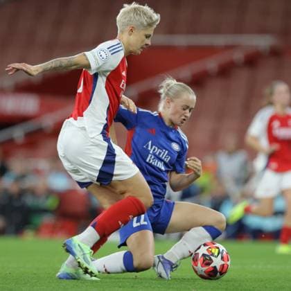 North London, England, October 16 2024: Lina Hurtig (17 Arsenal) tackled by Tommine Enger (22 Valerenga) during the UEFA Womens Champions League game between Arsenal and Valerenga at Emirates Stadium in North London, England. (Jay Patel SPP) Copyright: xJayxPatel SPPx spp-en-JaPa-ARSvVAL_20241016_0046