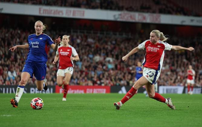 London, England, 16th October 2024. Alessia Russo of Arsenal scores to make it 4-1 during the UEFA Womens Champions League match at the Emirates Stadium, London. Picture credit should read: Paul Terry Sportimage EDITORIAL USE ONLY. No use with unauthorised audio, video, data, fixture lists, club league logos or live services. Online in-match use limited to 120 images, no video emulation. No use in betting, games or single club league player publications. SPI-3383-0018