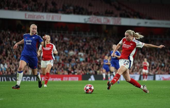 London, England, 16th October 2024. Alessia Russo of Arsenal scores to make it 4-1 during the UEFA Womens Champions League match at the Emirates Stadium, London. Picture credit should read: Paul Terry Sportimage EDITORIAL USE ONLY. No use with unauthorised audio, video, data, fixture lists, club league logos or live services. Online in-match use limited to 120 images, no video emulation. No use in betting, games or single club league player publications. SPI-3383-0027