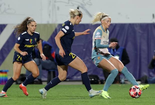 WOMEN SOCCER - UEFA CL, St.Poelten vs Man.City VIENNA,AUSTRIA,16.OCT.24 - WOMEN SOCCER - UEFA Women s Champions League, group stage, SKN Sankt Poelten vs Manchester City. Image shows Izabela Krizaj, Sophie Hillebrand (St.Poelten) and Chloe Kelly (Man.City).  GEPAxpictures xWalterxLuger