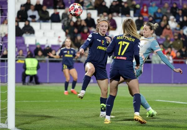 WOMEN SOCCER - UEFA CL, St.Poelten vs Man.City VIENNA,AUSTRIA,16.OCT.24 - WOMEN SOCCER - UEFA Women s Champions League, group stage, SKN Sankt Poelten vs Manchester City. Image shows Melanie Brunnthaler, Sarah Mattner (St.Poelten) and Alanna Kennedy (Man.City).  GEPAxpictures xWalterxLuger
