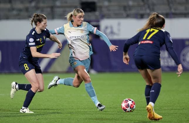 WOMEN SOCCER - UEFA CL, St.Poelten vs Man.City VIENNA,AUSTRIA,16.OCT.24 - WOMEN SOCCER - UEFA Women s Champions League, group stage, SKN Sankt Poelten vs Manchester City. Image shows Claudia Wenger (St.Poelten), Jill Roord (Man.City) and Sarah Mattner (St.Poelten).  GEPAxpictures xWalterxLuger