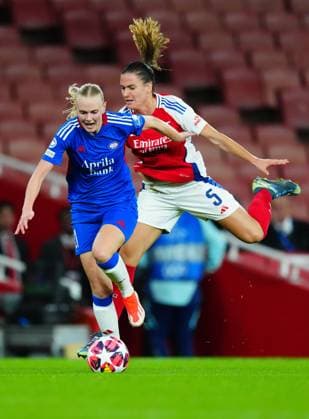 Karina Saevik of Valerenga dribbles the ball past Laia Codina Panedas of Arsenal Women FC during their UEFA Women s Champions league match Arsenal Women v Valerenga Women, UEFA Women s Champions League, Group C, Emirates Stadium, London, UK - 16 Oct 2024 Editorial use only  Copyright: xJavierxGarcia Shutterstockx 14783004bd