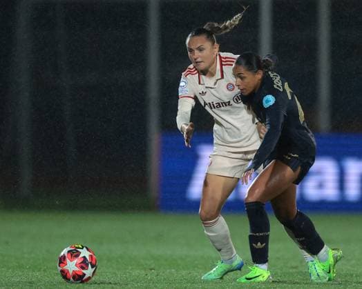 Biella, Italy, 16th October 2024. Estelle Cascarino of Juventus tussles with Samantha Kerr of Bayern Munchen during the UEFA Womens Champions League match at Stadio Comunale Vittorio Pozzo Lamarmora, Biella. Picture credit should read: Jonathan Moscrop Sportimage EDITORIAL USE ONLY. No use with unauthorised audio, video, data, fixture lists, club league logos or live services. Online in-match use limited to 120 images, no video emulation. No use in betting, games or single club league player publications. SPI-3372-0011