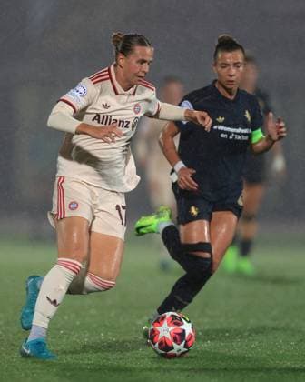 Biella, Italy, 16th October 2024. Klara Buhl of Bayern Munchen is pursued by Arianna Caruso of Juventus during the UEFA Womens Champions League match at Stadio Comunale Vittorio Pozzo Lamarmora, Biella. Picture credit should read: Jonathan Moscrop Sportimage EDITORIAL USE ONLY. No use with unauthorised audio, video, data, fixture lists, club league logos or live services. Online in-match use limited to 120 images, no video emulation. No use in betting, games or single club league player publications. SPI-3372-0029