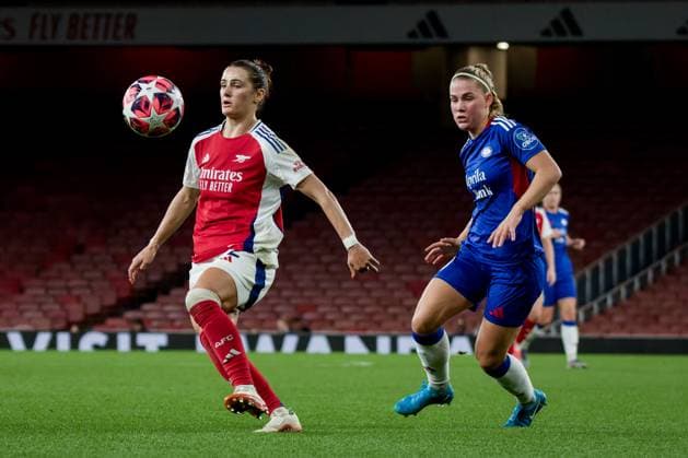 London, England, October 16 2024: Emily Fox (2 Arsenal) and Saedis HeiÃ°arsdottir (19 Valerenga) in action during the UEFA Womens Champions League game between Arsenal and Valerenga at Emirates Stadium in London, England. (Pedro Porru SPP) Copyright: xPedroxPorrux xSPPx spp-en-PePoSp-4F8A0125_DxO
