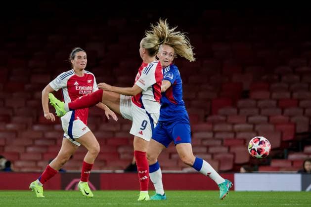 London, England, October 16 2024: Beth Mead (9 Arsenal) and Michaela Kovacs (3 Valerenga) in action during the UEFA Womens Champions League game between Arsenal and Valerenga at Emirates Stadium in London, England. (Pedro Porru SPP) Copyright: xPedroxPorrux xSPPx spp-en-PePoSp-4F8A0013_DxO