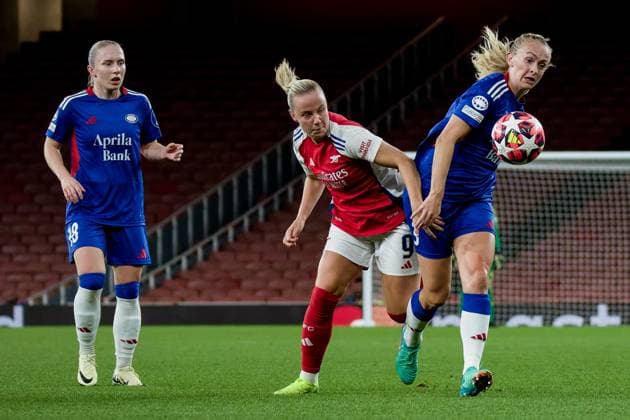 London, England, October 16 2024: Beth Mead (9 Arsenal) and Michaela Kovacs (3 Valerenga) in action during the UEFA Womens Champions League game between Arsenal and Valerenga at Emirates Stadium in London, England. (Pedro Porru SPP) Copyright: xPedroxPorrux xSPPx spp-en-PePoSp-4F8A0035_DxO