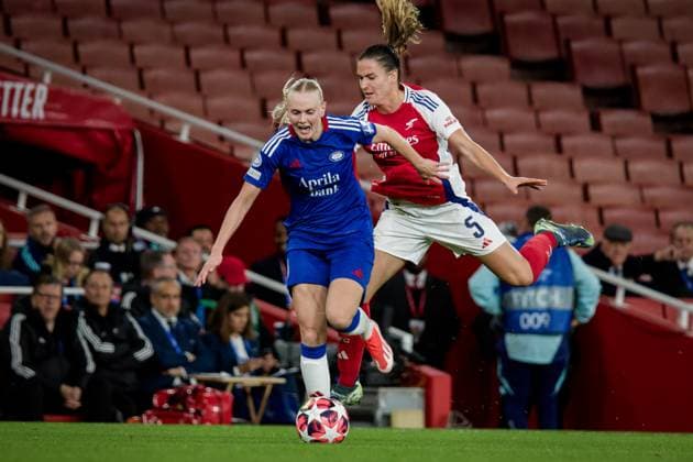 London, England, October 16 2024: Katrina Saevik (21 Valerenga) and Laia Codina Panedas (5 Arsenal) in action during the UEFA Womens Champions League game between Arsenal and Valerenga at Emirates Stadium in London, England. (Pedro Porru SPP) Copyright: xPedroxPorrux xSPPx spp-en-PePoSp-4F8A0296_DxO