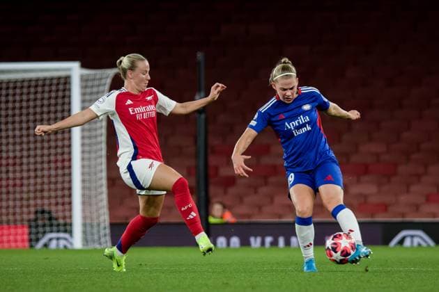 London, England, October 16 2024: Beth Mead (9 Arsenal) and Saedis HeiÃ°arsdottir (19 Valerenga) in action during the UEFA Womens Champions League game between Arsenal and Valerenga at Emirates Stadium in London, England. (Pedro Porru SPP) Copyright: xPedroxPorrux xSPPx spp-en-PePoSp-4F8A0014_DxO