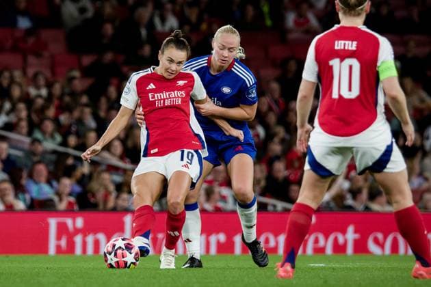 London, England, October 16 2024: Caitlin Foord (19 Arsenal) and Sara Horte (2 Valerenga) in action during the UEFA Womens Champions League game between Arsenal and Valerenga at Emirates Stadium in London, England. (Pedro Porru SPP) Copyright: xPedroxPorrux xSPPx spp-en-PePoSp-4F8A0094_DxO