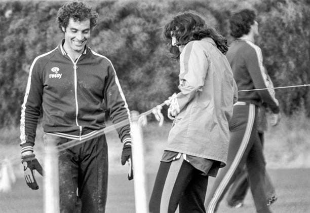 791217 Football, La Liga 1979-1980, Valencia: Goalkeeper Pepe Balaguer and Mario Kempes at training. Photo: BILDBYRAN D185_01 D185_01 scanx fotboll football soccer la liga spain 1979-1980 1979 1979-80 valencia cf bbeng dia *** 791217 Football, La Liga 1979 1980, Valencia Goalkeeper Pepe Balaguer and Mario Kempes at training Photo BILDBYRAN D185 01 D185 01 scanx fotboll football soccer la liga spain 1979 1980 1979 1979 80 valencia cf bbeng dia  Copyright: BILDBYRAN BB791217BB013