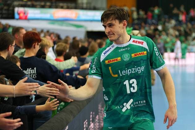 Leipzig, 14 10 2024, QUARTERBACK Immobilien ARENA, Handball, Men, Season 2024 2025, 1 Bundesliga, Matchday 6 , SC DHfK Leipzig HC Erlangen 32 25 16 17 , Pictured Matej Klima 13, Leipzig high-fives with fans ,