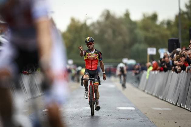 Belgian Eli Iserbyt crosses the finish line at the men s elite race of the Kermiscross cyclocross cycling event in Ardooie, Thursday 17 October 2024. DAVIDxPINTENS  x102797270x
