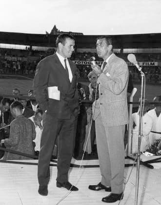 Göteborg 1959-07-05 Ingemar Johansson anländer till Nya Ullevi per helikopter fran Torslanda flygfält efter segern över Floyd Patterson i New York. Intervjuas av Martin Ljung Boxning x2524x *** Gothenburg 1959 07 05 Ingemar Johansson arrives at Nya Ullevi by helicopter from Torslanda airfield after his victory over Floyd Patterson in New York Interviewed by Martin Ljung Boxing x2524x  Copyright: xKamerareportage TTx