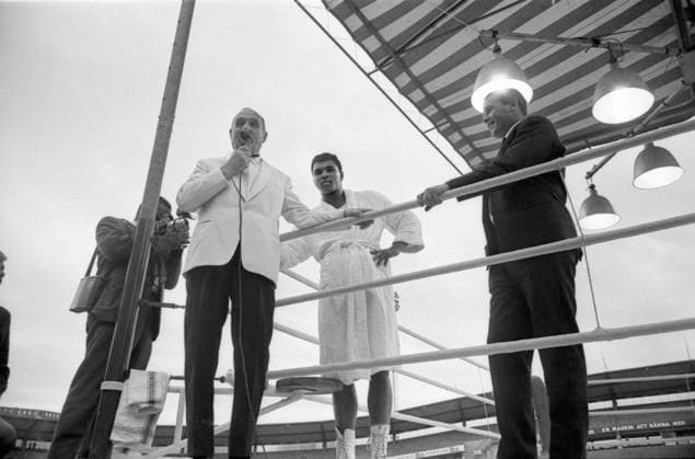Göteborg 1965-08-14 - Boxningsgala pa Nya Ullevi med bl.a. Bosse Högberg och Bosse Pettersson - Cassius Clay ( Muhammad Ali ) och Ingemar Johansson visar upp sig. Edwin Ahlquist presenterar här. *** Local Caption *** GT KAMERAREPORTAGE Boxning x2524x *** Gothenburg 1965 08 14 Boxing Gala at Nya Ullevi with Bosse Högberg and Bosse Pettersson Cassius Clay Muhammad Ali and Ingemar Johansson show themselves Edwin Ahlquist presents here Local Caption GT CAMERA REPORT Boxing x2524x  Copyright: xKamerareportage TTx