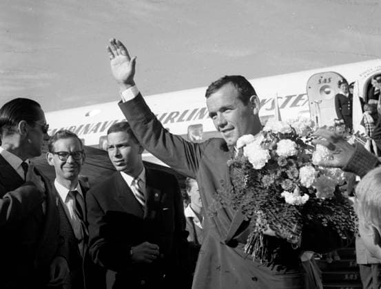 Göteborg 1959-07-04 - Boxaren Ingemar Johansson anländer till Torslanda flygfält som nybliven världsmästare i tungviktsboxning *** Local Caption *** GT - KAMERAREPORTAGE x2524x *** Gothenburg 1959 07 04 Boxer Ingemar Johansson arrives at Torslanda airport as the new world heavyweight boxing champion Local Caption GT KAMERAREPORTAGE x2524x  Copyright: xKamerareportage TTx