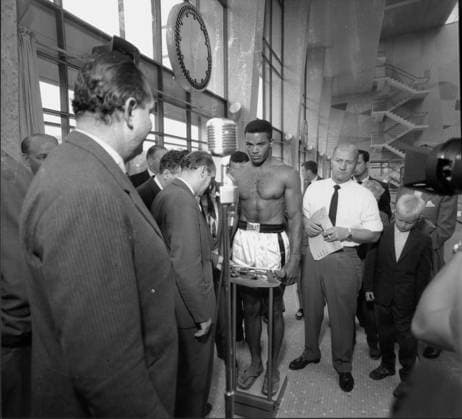 Invägning av boxarna Eddie Machen och Ingemar Johansson 1958 pa Valhallabadet. 1956. *** Local Caption *** GP KAMERAREPORTAGE Boxning x2524x *** Weigh-in of boxers Eddie Machen and Ingemar Johansson 1958 at Valhallabadet 1956 Local Caption GP KAMERAREPORTAGE Sport, Boxing x2524x  Copyright: xKamerareportage TTx
