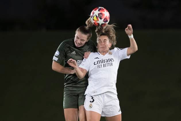 UEFA Women s Champions League - Real Madrid vs Celtic club woman MADRID, SPAIN -October 17:Teresa Abelleira of Real Madrid women and Shannon McGregor of Celtic football club woman fight for the ball during the UEFA Women s Champions League match between Real Madrid and Celtic club woman at Alfredo Di Stefano stadium in Madrid. (Photo by Guillermo Martinez) Madrid Alfredo Di Stefano Stadium Spain Copyright: xGuillermoxMartinezx