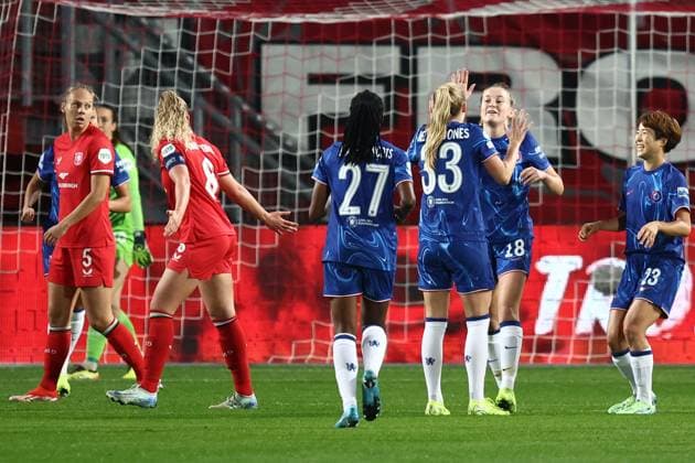 ENSCHEDE - Chelsea celebrate Agnes Beever-Jones of Chelsea FC s 0-1 during the UEFA Champions League women s match between FC Twente and Chelsea FC at Stadion De Grolsch Veste on Oct. 17, 2024 in Enschede, Netherlands. ANP VINCENT JANNINK UEFA Women s Champions League 2024 25 Group Stage MD1 2024 25 xVIxANPxSportx xxANPxIVx 511095622 originalFilename: 511095622.jpg