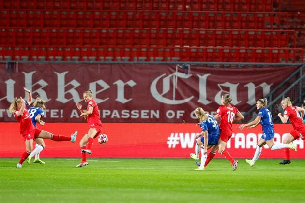 ENSCHEDE, Stadium De Grolsch Veste, 17-10-2024 , season 2024 2025 , UEFA Champions League Women. during the match Twente - Chelsea (women), Chelsea player Agnes Beever-Jones scores 0-1 Twente - Chelsea (women)  x26485009x Copyright: