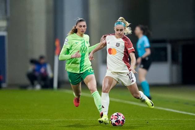 Wolfsburg, Germany, October 17th 2024: Jule Brand (29 VfL Wolfsburg) and Ellie Carpenter (12 Olympique Lyonnais) battle for the ball (duel) during the UEFA Womens Champions League Group stage football match between VfL Wolfsburg and Olympique Lyonnais at AOK Stadion in Wolfsburg, Germany. (Daniela Porcelli SPP) Copyright: xDanielaxPorcellix xSPPx spp-en-DaPoSp-20241017-_DP14915