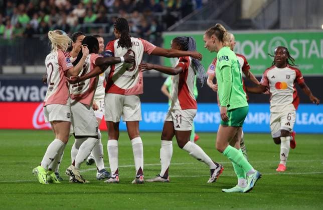 VfL vs Olympique Lyon, CL Women Wolfsburg, 17 10 2024, FOOTBALL VfL Wolfsburg vs Olympique Lyon, group round Champions League Women, 2024 season 25 Sara Däbritz Olympique Lyon celebrates with the team after her goal to make it 0 1 Wolfsburg