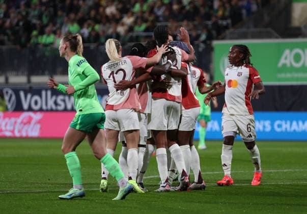 VfL vs Olympique Lyon, CL Women Wolfsburg, 17 10 2024, FOOTBALL VfL Wolfsburg vs Olympique Lyon, group round Champions League Women, 2024 season 25 Sara Däbritz Olympique Lyon celebrates with the team after her goal to make it 0 1 Wolfsburg
