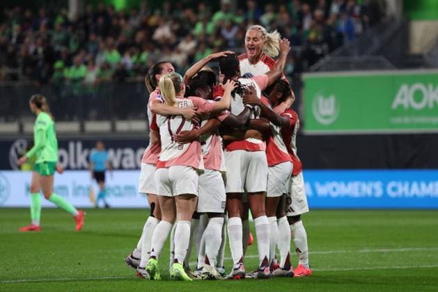 VfL vs Olympique Lyon, CL Women Wolfsburg, 17 10 2024, FOOTBALL VfL Wolfsburg vs Olympique Lyon, group round Champions League Women, 2024 season 25 Sara Däbritz Olympique Lyon celebrates with the team after her goal to make it 0 1 Wolfsburg