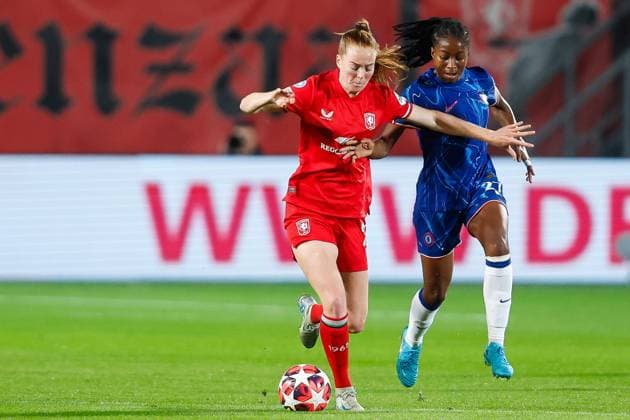 ENSCHEDE, Stadium De Grolsch Veste, 17-10-2024 , season 2024 2025 , UEFA Champions League Women. during the match Twente - Chelsea (women), FC Twente player Nikee van Dijk Chelsea player Oriane Nehemie Jean-Francois Twente - Chelsea (women)  x26485013x Copyright: