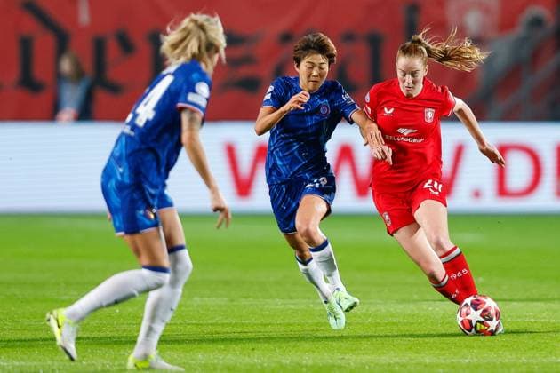 ENSCHEDE, Stadium De Grolsch Veste, 17-10-2024 , season 2024 2025 , UEFA Champions League Women. during the match Twente - Chelsea (women), Chelsea player Maika Hamano FC Twente player Nikee van Dijk Twente - Chelsea (women)  x26485014x Copyright: