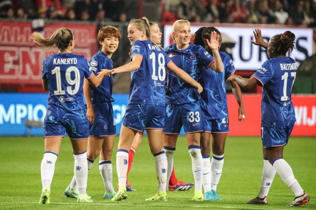 Enschede, Netherlands, October 17th 2024: Players of Chelsea celebrates after scoring their teams first goal during the UEFA Womens Champions League game between FC Twente and Chelsea in De Grolsch Veste in Enschede, Netherlands. (Leiting Gao SPP) Copyright: xLeitingxGaox xSPPx spp-en-LeGaSp-LG202410179500