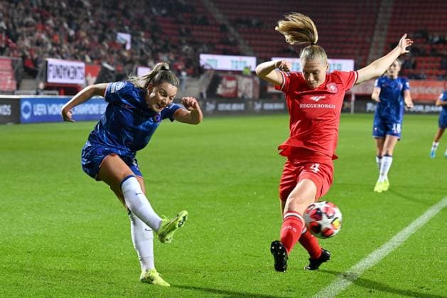 ENSCHEDE - (l-r) Johanna Rytting Kaneryd of Chelsea, Lieske Carleer of FC Twente during the UEFA Champions League women s match between FC Twente and Chelsea FC at Stadion De Grolsch Veste on Oct. 17, 2024 in Enschede, Netherlands. ANP Hollandse Hoogte UEFA Women s Champions League 2024 25 Group Stage MD1 2024 25 xVIxANPxSportx xGerritxvanxKeulenxIVx 511096159 originalFilename: 511096159.jpg