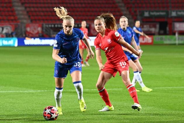 ENSCHEDE - (l-r) Agnes Beever Jones of Chelsea, Kayleigh van Dooren of FC Twente during the UEFA Champions League women s match between FC Twente and Chelsea FC at Stadion De Grolsch Veste on Oct. 17, 2024 in Enschede, Netherlands. ANP Hollandse Hoogte UEFA Women s Champions League 2024 25 Group Stage MD1 2024 25 xVIxANPxSportx xGerritxvanxKeulenxIVx 511096169 originalFilename: 511096169.jpg
