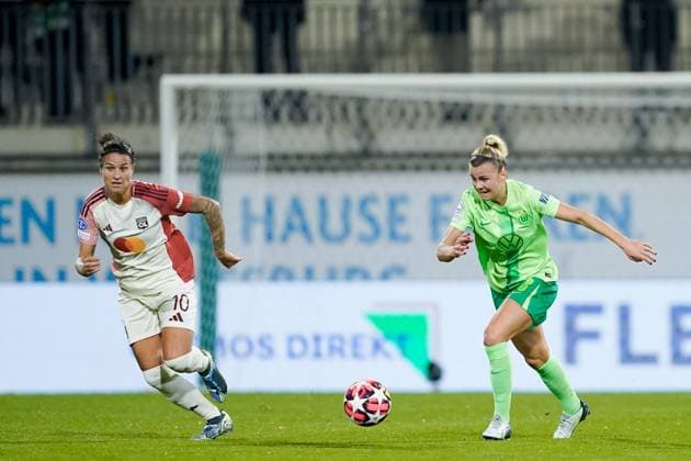 Wolfsburg, Germany, October 17th 2024: Dzsenifer Marozsan (10 Olympique Lyonnais) and Lena Lattwein (8 VfL Wolfsburg) battle for the ball (duel) during the UEFA Womens Champions League Group stage football match between VfL Wolfsburg and Olympique Lyonnais at AOK Stadion in Wolfsburg, Germany. (Daniela Porcelli SPP) Copyright: xDanielaxPorcellix xSPPx spp-en-DaPoSp-20241017-_DP14971