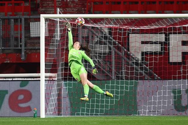ENSCHEDE - FC Twente goalkeeper Olivia Clark during the UEFA Champions League women s match between FC Twente and Chelsea FC at Stadion De Grolsch Veste on Oct. 17, 2024 in Enschede, Netherlands. ANP VINCENT JANNINK UEFA Women s Champions League 2024 25 Group Stage MD1 2024 25 xVIxANPxSportx xxANPxIVx 511096430 originalFilename: 511096430.jpg