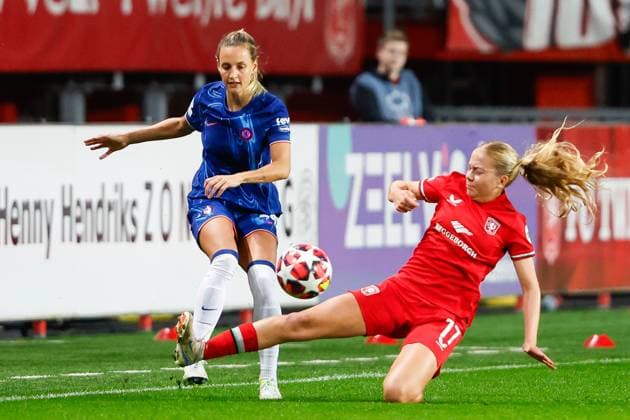 ENSCHEDE, Stadium De Grolsch Veste, 17-10-2024 , season 2024 2025 , UEFA Champions League Women. during the match Twente - Chelsea (women), Chelsea player Nathalie Bjorn FC Twente player Amanda Andradottir Twente - Chelsea (women)  x26485017x Copyright: