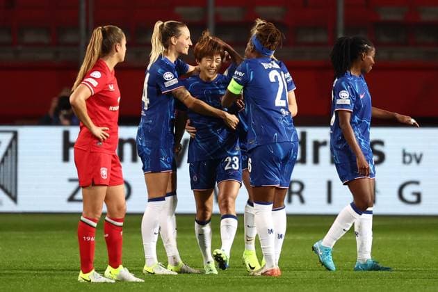 ENSCHEDE - Chelsea celebrate Maika Hamano of Chelsea FC s 0-2 during the UEFA Champions League women s match between FC Twente and Chelsea FC at Stadion De Grolsch Veste on Oct. 17, 2024 in Enschede, Netherlands. ANP VINCENT JANNINK UEFA Women s Champions League 2024 25 Group Stage MD1 2024 25 xVIxANPxSportx xxANPxIVx 511096503 originalFilename: 511096503.jpg