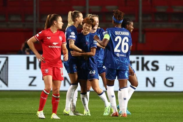 ENSCHEDE - Chelsea celebrate Maika Hamano of Chelsea FC s 0-2 during the UEFA Champions League women s match between FC Twente and Chelsea FC at Stadion De Grolsch Veste on Oct. 17, 2024 in Enschede, Netherlands. ANP VINCENT JANNINK UEFA Women s Champions League 2024 25 Group Stage MD1 2024 25 xVIxANPxSportx xxANPxIVx 511096522 originalFilename: 511096522.jpg