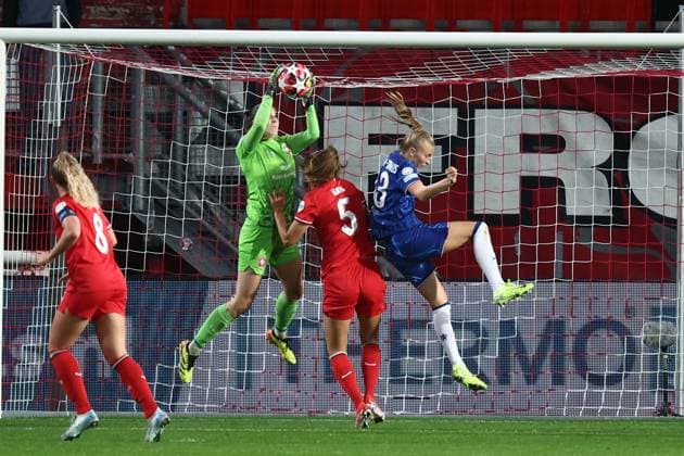 ENSCHEDE - (l-r) FC Twente goalkeeper Olivia Clark, Anna Knol of FC Twente, Agnes Beever-Jones of Chelsea FC during the UEFA Champions League women s match between FC Twente and Chelsea FC at Stadion De Grolsch Veste on Oct. 17, 2024 in Enschede, Netherlands. ANP VINCENT JANNINK UEFA Women s Champions League 2024 25 Group Stage MD1 2024 25 xVIxANPxSportx xxANPxIVx 511096552 originalFilename: 511096552.jpg