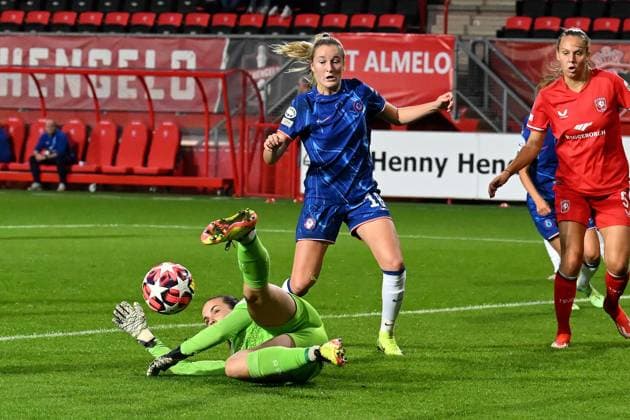 ENSCHEDE - (l-r) FC Twente goalkeeper Olivia Clark, Wieke Kaptein of Chelsea during the UEFA Champions League women s match between FC Twente and Chelsea FC at Stadion De Grolsch Veste on Oct. 17, 2024 in Enschede, Netherlands. ANP Hollandse Hoogte UEFA Women s Champions League 2024 25 Group Stage MD1 2024 25 xVIxANPxSportx xGerritxvanxKeulenxIVx 511096891 originalFilename: 511096891.jpg
