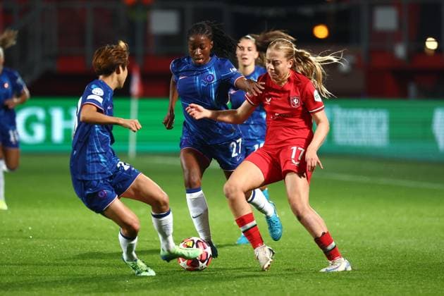 ENSCHEDE - (l-r) Maika Hamano of Chelsea FC, Oriane Jean-Francois of Chelsea FC, Amanda Andradottir of FC Twente during the UEFA Champions League women s match between FC Twente and Chelsea FC at Stadion De Grolsch Veste on Oct. 17, 2024 in Enschede, Netherlands. ANP VINCENT JANNINK UEFA Women s Champions League 2024 25 Group Stage MD1 2024 25 xVIxANPxSportx xxANPxIVx 511096755 originalFilename: 511096755.jpg