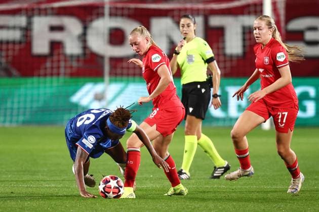 ENSCHEDE - (l-r) Kadeisha Buchanan of Chelsea FC, Ella Peddemors of FC Twente, Amanda Andradottir of FC Twente during the UEFA Champions League women s match between FC Twente and Chelsea FC at Stadion De Grolsch Veste on Oct. 17, 2024 in Enschede, Netherlands. ANP VINCENT JANNINK UEFA Women s Champions League 2024 25 Group Stage MD1 2024 25 xVIxANPxSportx xxANPxIVx 511097042 originalFilename: 511097042.jpg